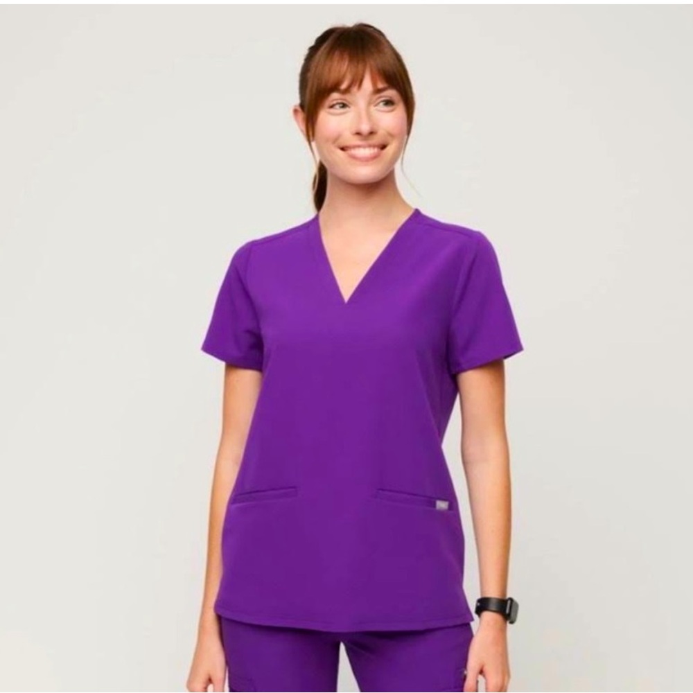 Figs women’s Casma 3 pocket scrub top in L Digital Grape